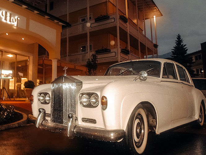 Elegante auto d’epoca bianca davanti all’hotel di notte